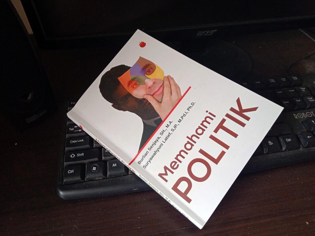Buku Memahami Politik karangan Burlian Senjaya dan Suryawahyuni Latief, Penerbit Manggu